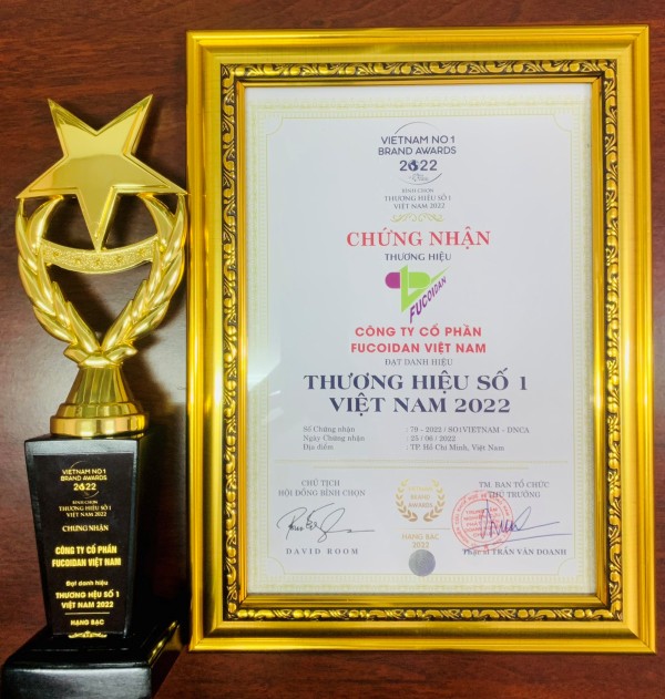 Bằng chứng nhận và cup lưu niệm Thương hiệu số 1 Việt Nam năm 2022 Bằng chứng nhận và cup lưu niệm Thương hiệu số 1 Việt Nam năm 2022