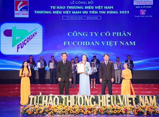 Đại diện Công ty cổ phần Fucoidan Việt Nam nhận danh hiệu Thương hiệu Việt Nam ưu tiên tin dùng năm 2022 Đại diện Công ty cổ phần Fucoidan Việt Nam nhận danh hiệu Thương hiệu Việt Nam ưu tiên tin dùng năm 2022