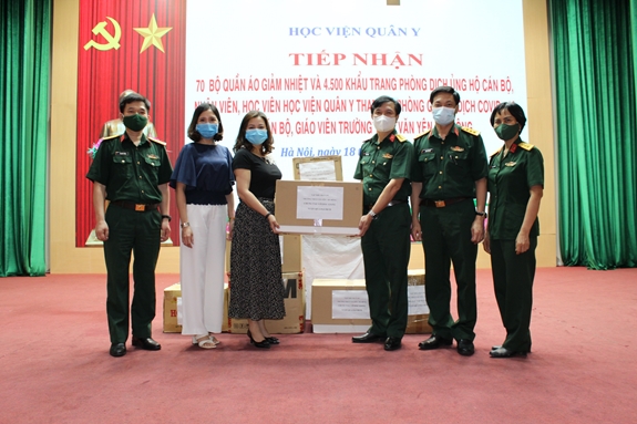 Đại diện Trường Trung học cơ sở Văn Yên tặng 70 bộ quần áo và 4.500 khẩu trang cho Học viện Quân y. Đại diện Trường Trung học cơ sở Văn Yên tặng 70 bộ quần áo và 4.500 khẩu trang cho Học viện Quân y.